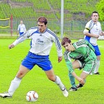 Eine Halbzeit hielt sich Karbachs Reserve (links Spielertrainer Pierre Marra, rechts Kapitän Christoph Hermann-Kapell) bei der SG Bremm schadlos, bevor die Vorderhunsrücker in der zweiten Hälfte mit 0:5 untergingen. M Foto: Markus Kroth