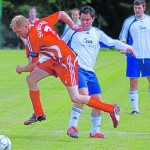 Diese beiden Teams sicherten sich auf den letzten Drücker Plätze in der am Wochenende beginnenden Kreisliga A: der SV Büchel (rot, hier Spielführer Michael Hees) und der FC Karbach II (Mitte Fabian Halfen, rechts Tobias Sachs). Der SV beginnt daheim gegen Oberwesel, Karbachs Reserve muss zur SG Bremm. M Foto: Alfons Benz