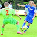  Gleich schlägt der Ball im Ehrbachtaler Tor ein: Argenthals Daniel Hilgert-Walber (rechts) markiert den Treffer zum zwischenzeitlichen 4:2. Zuvor hatte Hilgert-Walber bereits per Freistoß zum 1:1 getroffen. Seine Argenthaler gewannen 4:3. M Foto: B&P Schmitt