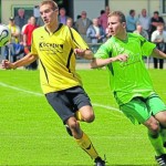 Doppeltorschütze als Ballabschirmdienst: Sargenroths Patrick Sehn-Henn (links) traf zweimal beim 3:2-Sieg seines Teams in Ney. Auch Ehrbachtals Neuzugang Philipp Flaßhaar konnte das nicht verhindern. Foto: Verena Schmidt