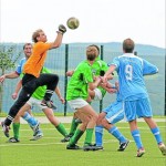 Sicherer Rückhalt: Die SG Hunsrückhöhe (in Grün) siegte zum Auftakt mit 1:0 bei Aufsteiger SV Niederburg II – auch dank Torwart Matthias Bongard. M Foto: Hardy Beissel