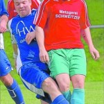 Kampf um jeden Meter: Lauderts Markus Leininger (links) knöpft sich beim 2:2 Leiningens Sebastian Görres vor. M Foto: Schmidt    