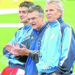 Spieler Cagdas Karabalci (links) schmunzelt, Trainer Peter Ritter feuert an und Abteilungsleiter Winfried Hawig schaut skeptisch – auch heute nach dem Hit gegen Mendig? M Foto: B&P Schmitt