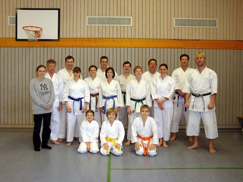 Die 15 Teilnehmer des Kurses mit Trainer Alexander Freund (rechts im Bild)